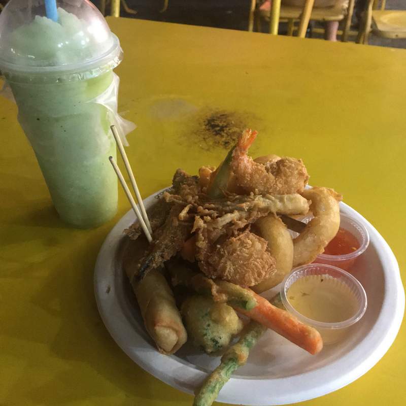 チェンライナイトバザールの中の屋台、天ぷら