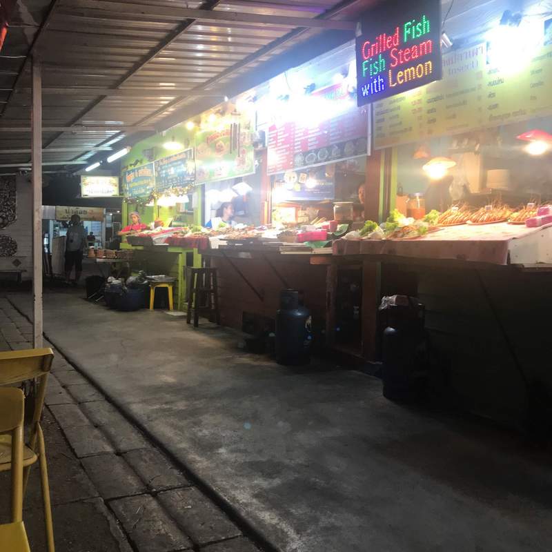 チェンライナイトバザールの中の屋台