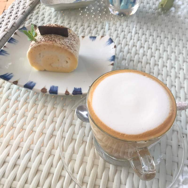 チェンライのリバーサイドカフェManorom Coffeeのケーキとカフェラテ