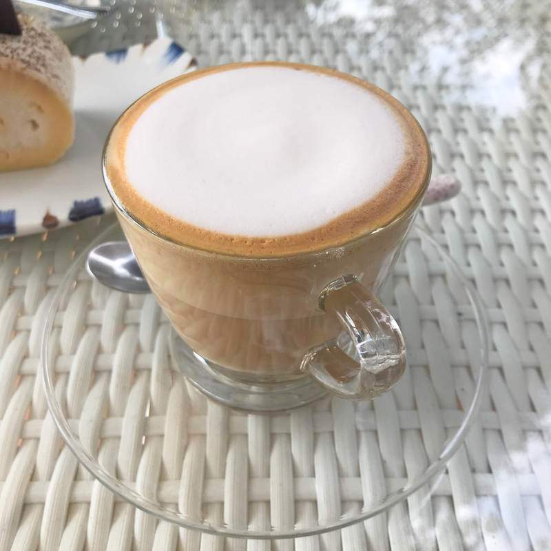 チェンライのリバーサイドカフェManorom Coffeeのカフェラテ