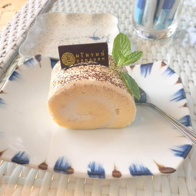 チェンライのリバーサイドカフェManorom Coffeeのココナッツミルクロールケーキ
