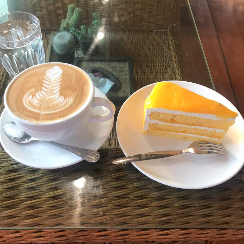 チェンライのおすすすカフェ「Lee Hu Doichang Coffee」を写真で紹介します。カフェラテやケーキがおいしい。