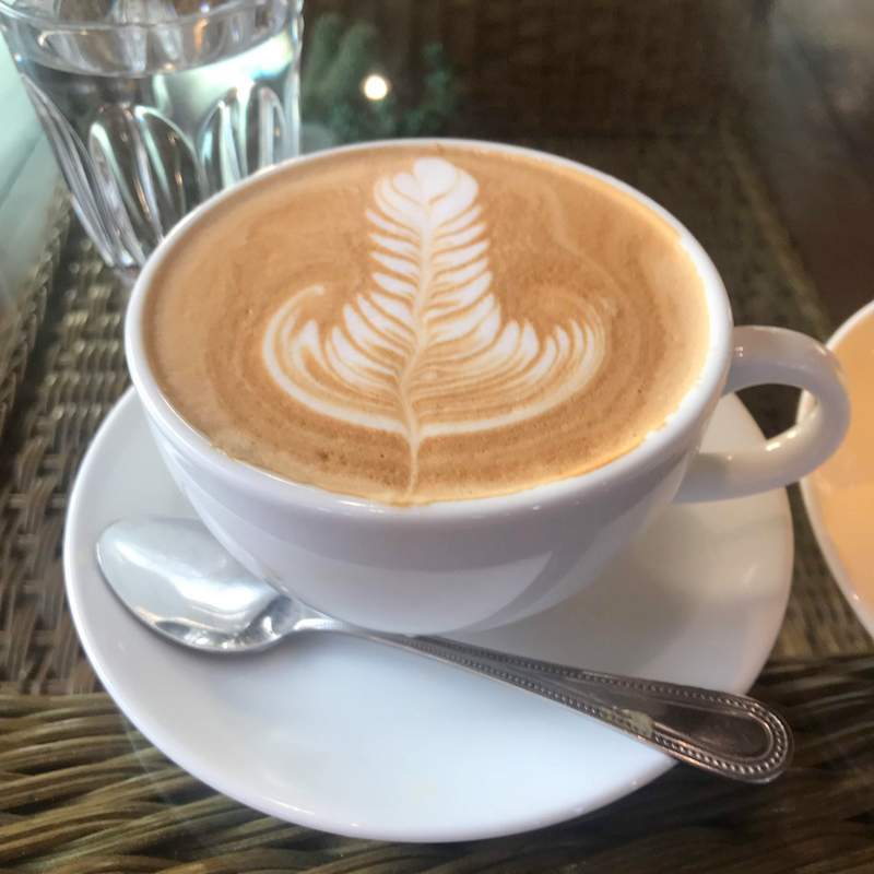 チェンライのおすすすカフェ「Lee Hu Doichang Coffee」を写真で紹介します。カフェラテやケーキがおいしい。