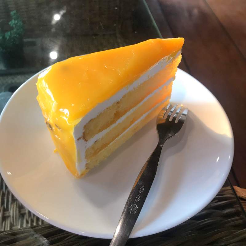 チェンライのおすすすカフェ「Lee Hu Doichang Coffee」を写真で紹介します。カフェラテやケーキがおいしい。