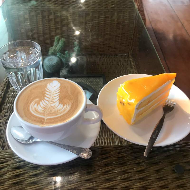 チェンライのおすすすカフェ「Lee Hu Doichang Coffee」を写真で紹介します。カフェラテやケーキがおいしい。