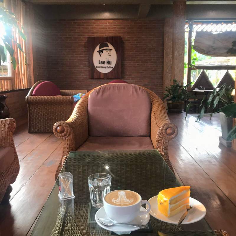 チェンライのおすすすカフェ「Lee Hu Doichang Coffee」を写真で紹介します。カフェラテやケーキがおいしい。