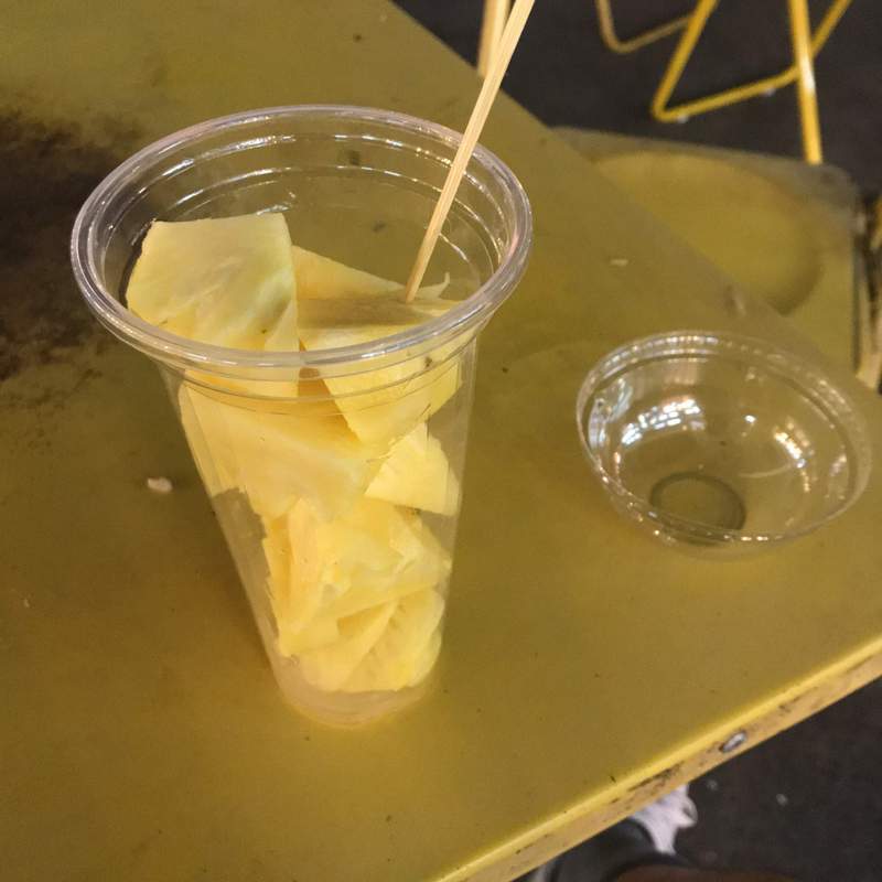 チェンライナイトバザールの中の屋台、フルーツ