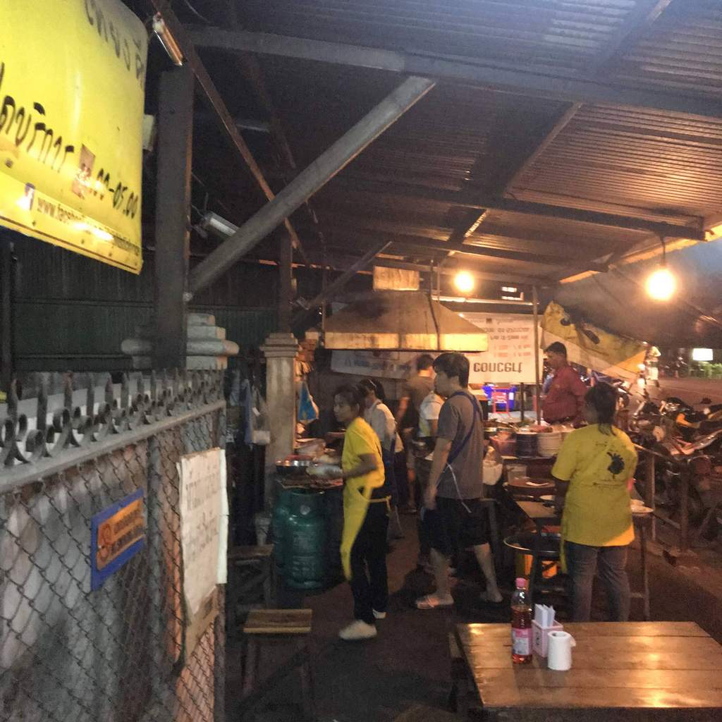 チェンマイの深夜の唐揚げ屋