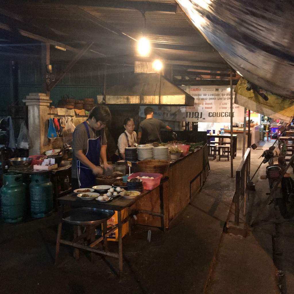 チェンマイの深夜の唐揚げ屋