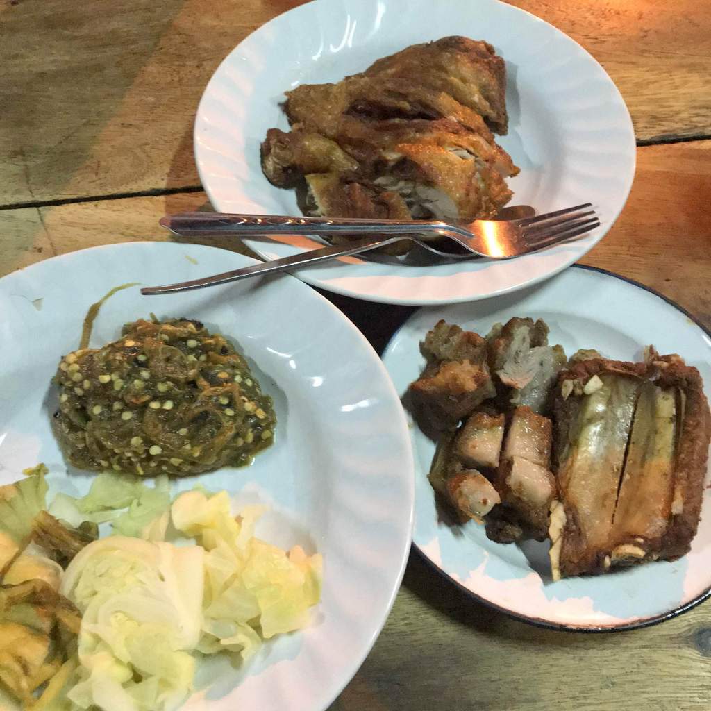 チェンマイの深夜の唐揚げ屋