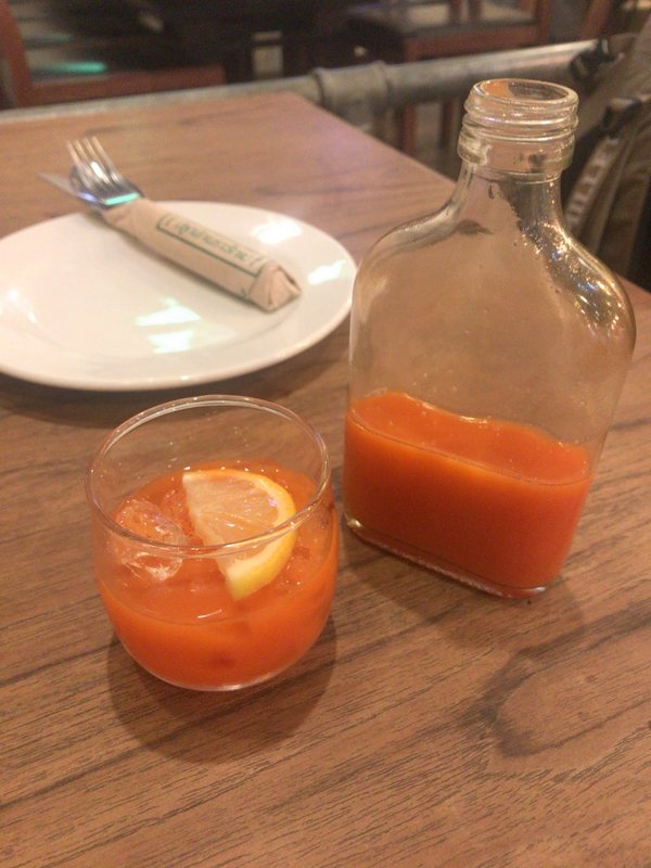 チェンマイのおすすめのオーガニックレストラン「オーカジュ空港支店」でサラダや野菜ジュースを食べました