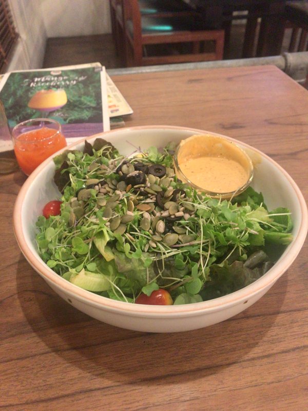 チェンマイのおすすめのオーガニックレストラン「オーカジュ空港支店」でサラダや野菜ジュースを食べました