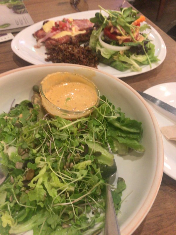 チェンマイのおすすめのオーガニックレストラン「オーカジュ空港支店」でサラダや野菜ジュースを食べました