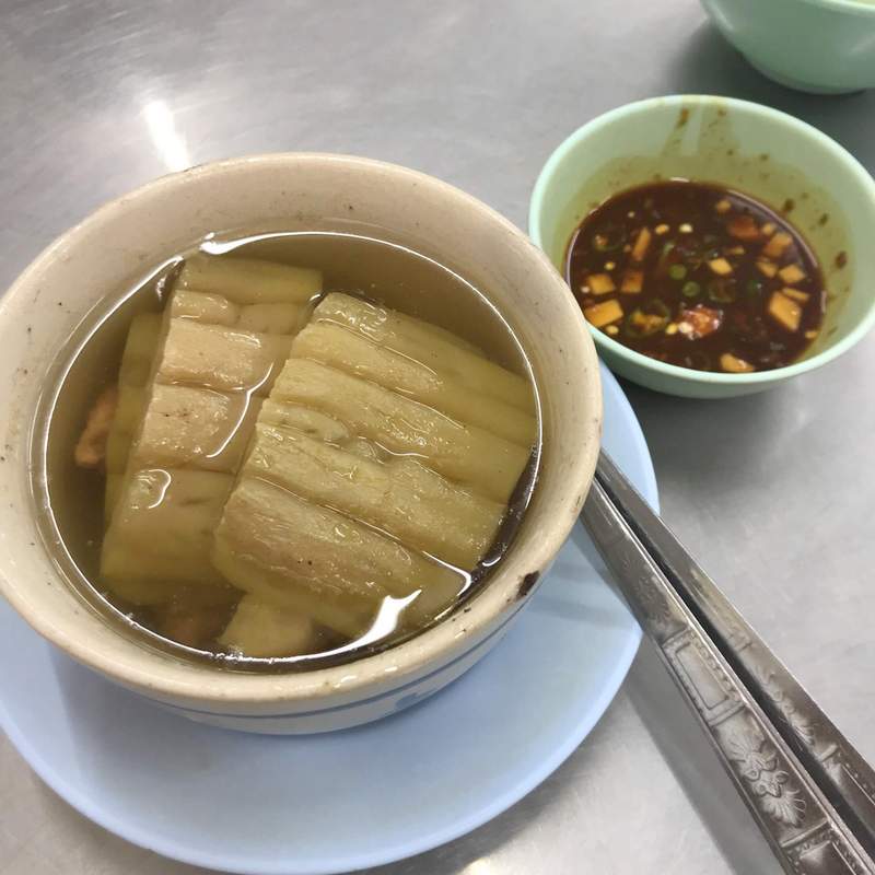 ピンクのカオマンガイGo-Ang Pratunam Chicken Riceのゴーヤスープ