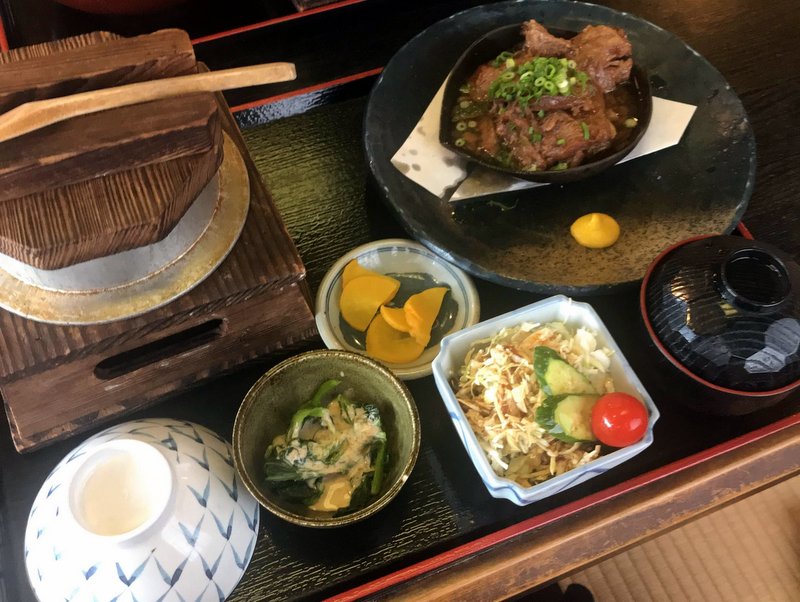 知覧特攻平和記念会館の近くにある知覧茶屋でとんこつと釜めしを食べました