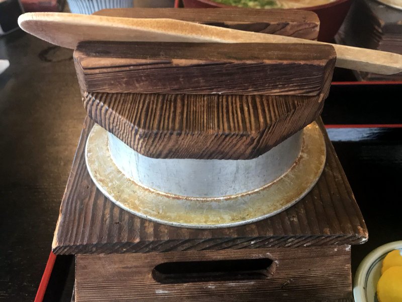 知覧特攻平和記念会館の近くにある知覧茶屋でとんこつと釜めしを食べました