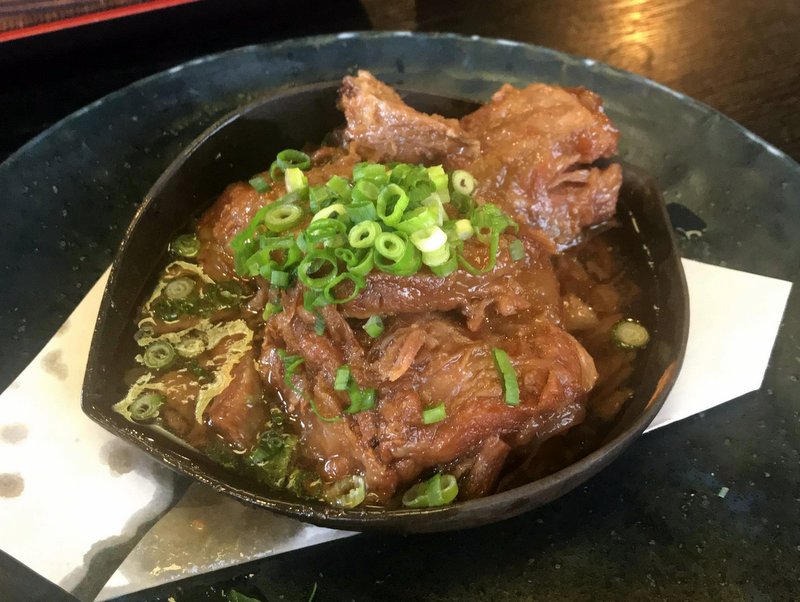 知覧特攻平和記念会館の近くにある知覧茶屋でとんこつと釜めしを食べました