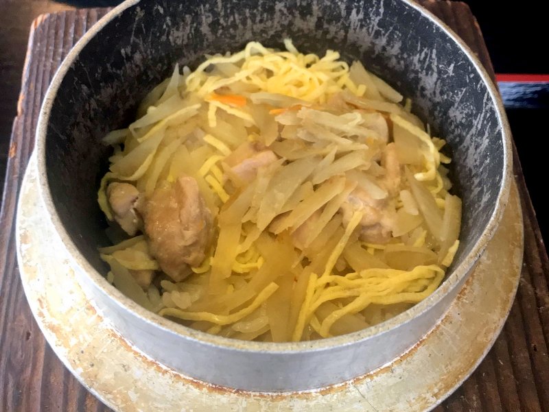 知覧特攻平和記念会館の近くにある知覧茶屋でとんこつと釜めしを食べました