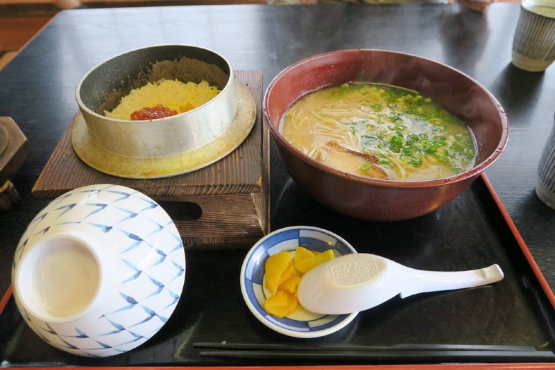 知覧特攻平和記念会館の近くにある知覧茶屋でとんこつと釜めしを食べました