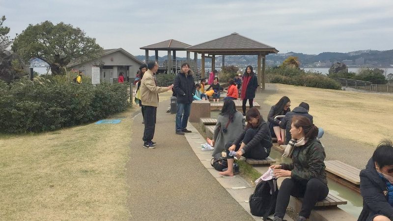 桜島溶岩なぎさ公園の足湯は中国人観光客がいっぱいでした