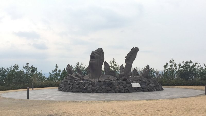 赤水展望広場にある叫びの肖像は長渕剛さんのモニュメントとのこと