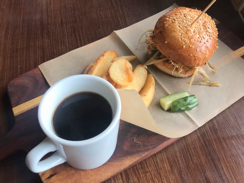 鹿児島市の郊外の丘の上にある素敵なマザルバカフェのハンバーガーは美味しかった