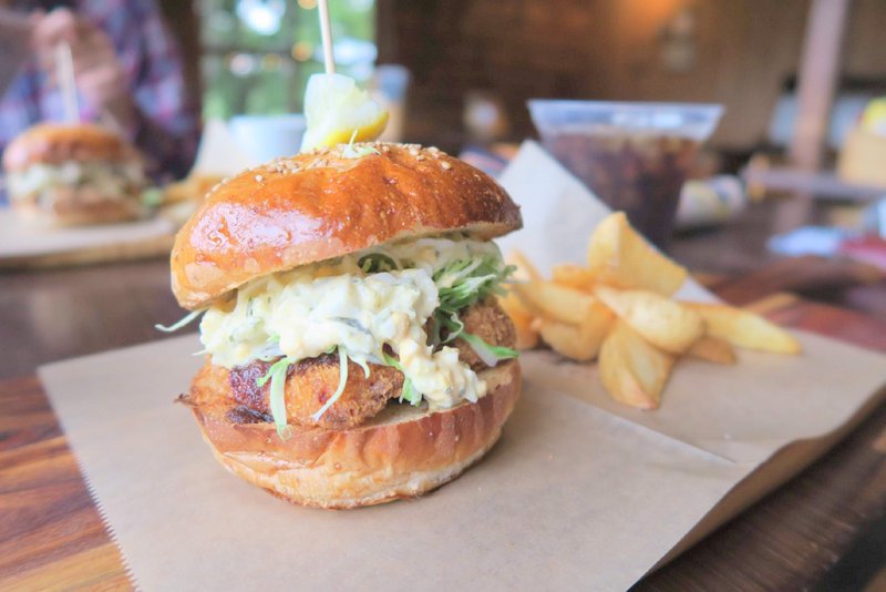 鹿児島市の郊外の丘の上にある素敵なマザルバカフェのハンバーガーは美味しかった