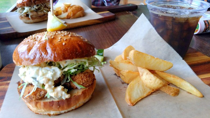 鹿児島市の郊外の丘の上にある素敵なマザルバカフェのハンバーガーは美味しかった