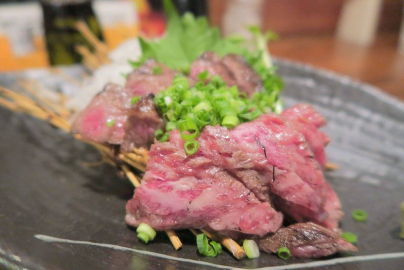 鹿児島天文館にある藁焼き専門店の赤衛門（あかえもん）さんでカツオや黒毛和牛のわら焼きを食べました