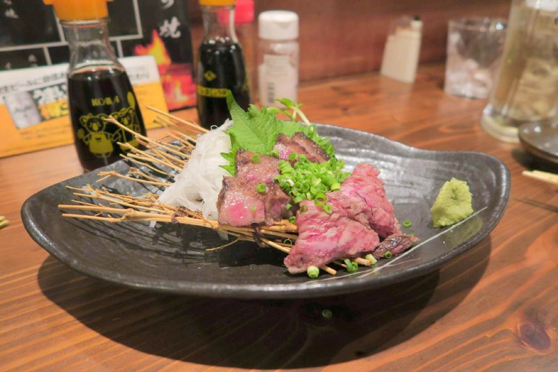 鹿児島天文館にある藁焼き専門店の赤衛門（あかえもん）さんでカツオや黒毛和牛のわら焼きを食べました