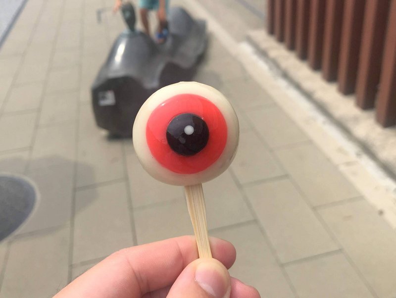 水木しげる記念館の近くにある妖怪食品研究所では妖菓目玉おやじというインスタ映えするお菓子を買って食べることができます。