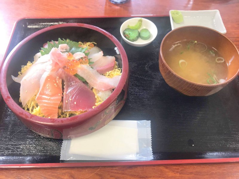 境港市で水木しげる記念館を見たあと海鮮丼を食べる