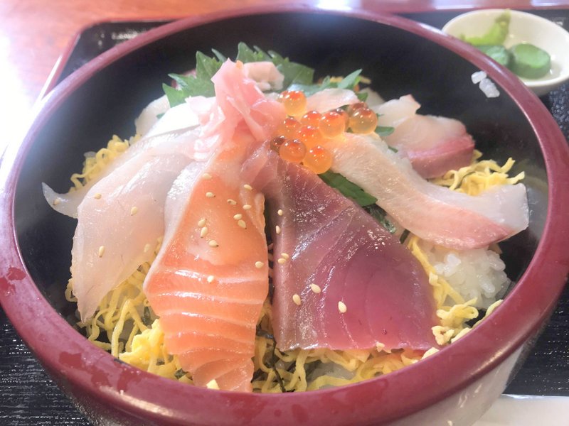 境港市で水木しげる記念館を見たあと海鮮丼を食べる