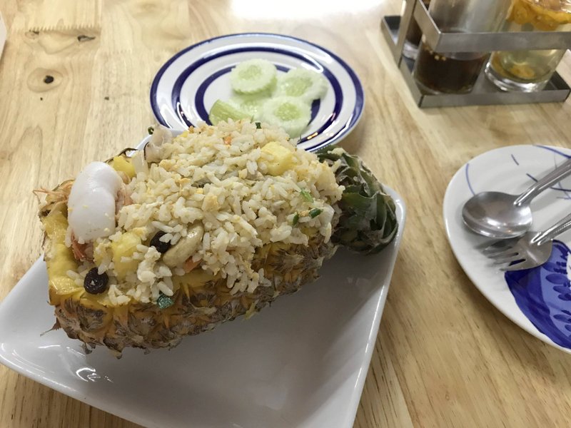 フライライスパイナップルはパイナップルの中にチャーハンが入っている