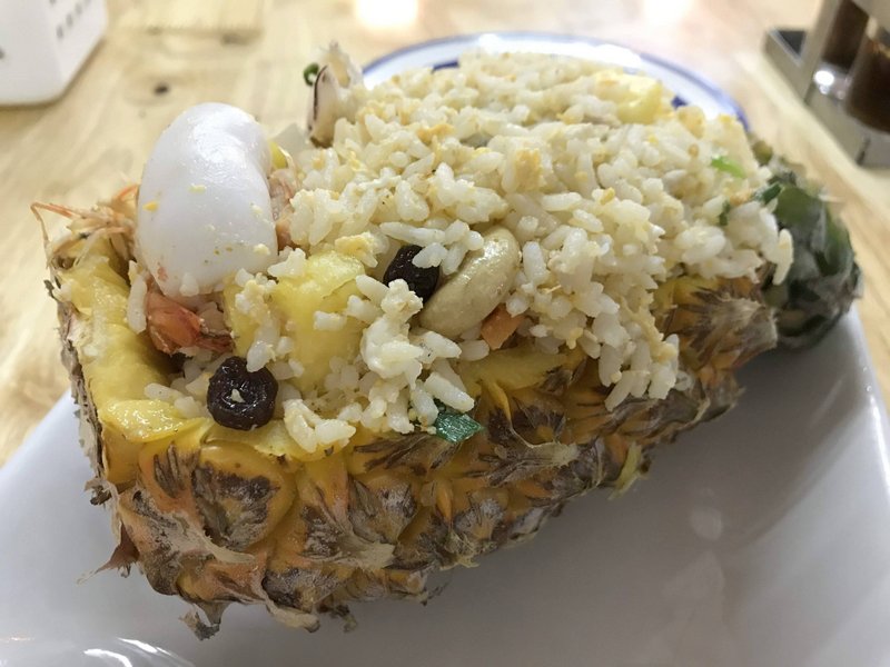 パイナップルチャーハンはボリューム満点、インスタ映えもする