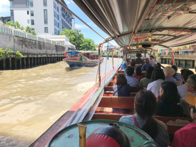 水上バスでボーべー市場まで移動