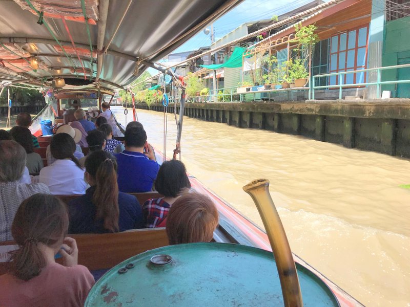 水上バスでボーべー市場まで移動