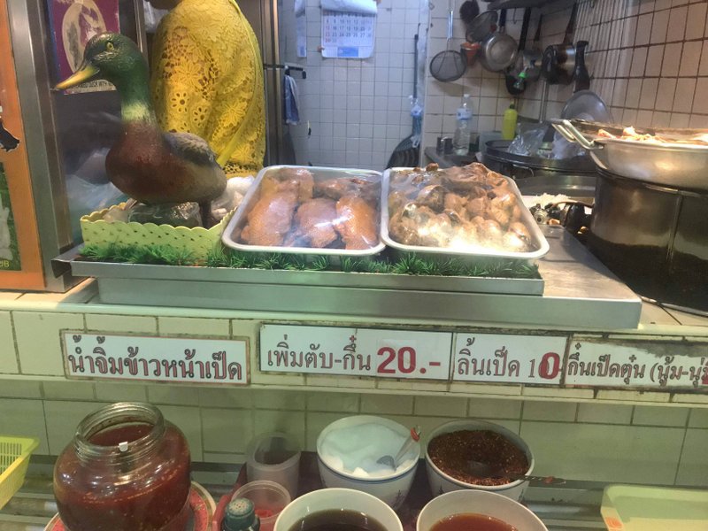 ボーべー市場にあるボーべータワー上階のフードコートでスチームダックを食べました