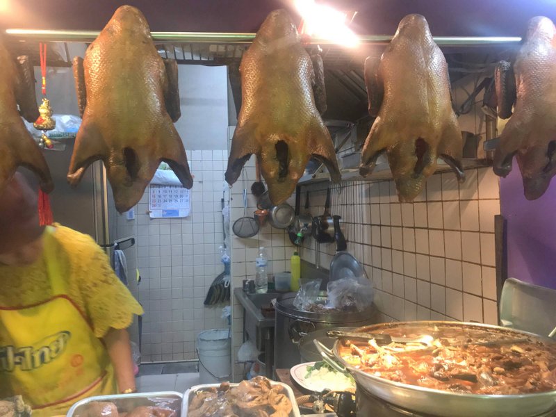 ボーべー市場にあるボーべータワー上階のフードコートでスチームダックを食べました