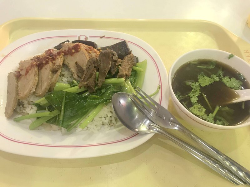 ボーべー市場にあるボーべータワー上階のフードコートでスチームダックを食べました