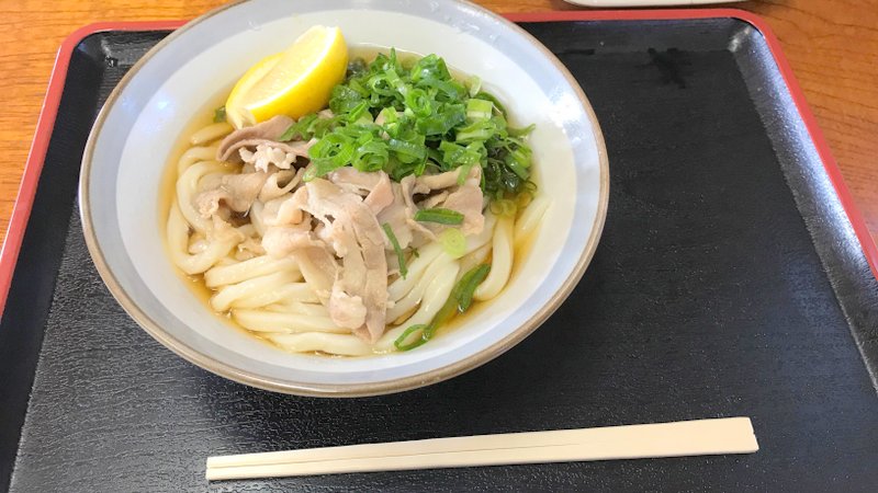 讃岐うどんの有名店「純手打うどん よしや」で期間限定メニュー「讃岐もち豚の肉ぶっかけ」を食べました。
