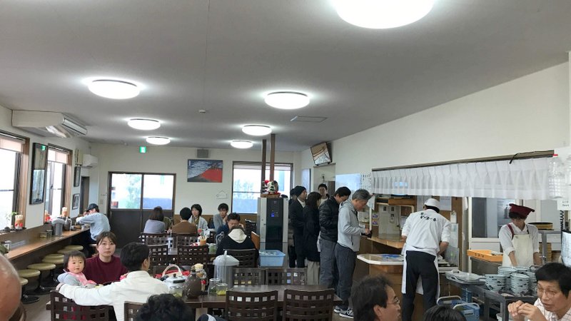 香川県にある、釜揚げうどんが美味しいことで有名な「長田in香の香」でシンプルなうどんを楽しみました。