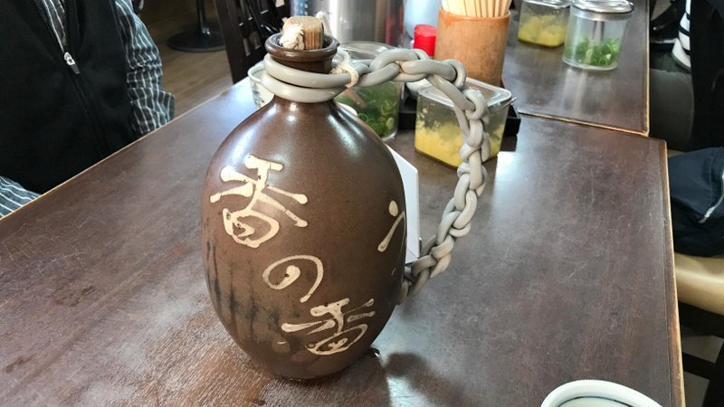 香川県にある、釜揚げうどんが美味しいことで有名な「長田in香の香」でシンプルなうどんを楽しみました。