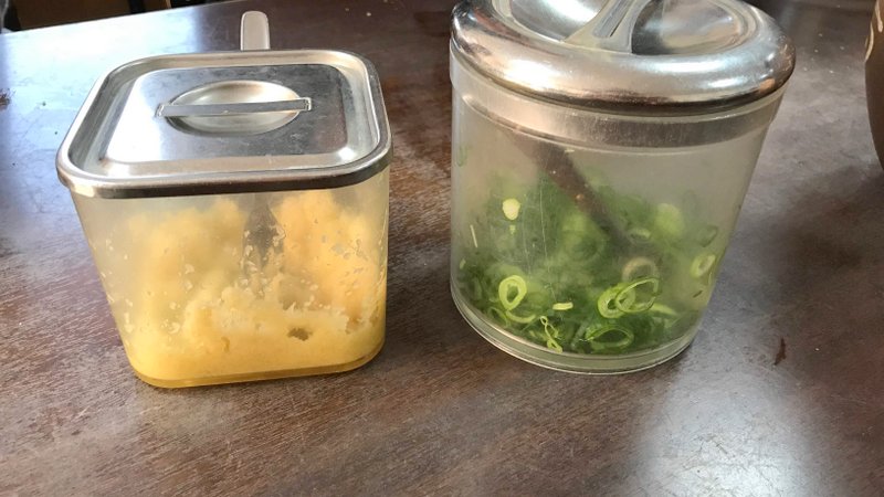香川県にある、釜揚げうどんが美味しいことで有名な「長田in香の香」でシンプルなうどんを楽しみました。