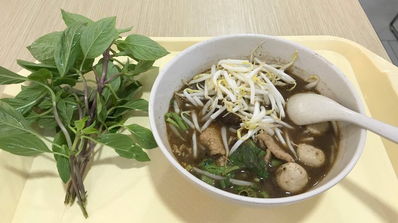 バンコクのMBKで食べたポークスープ、パクチーたっぷり