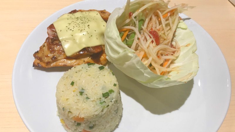 タイのバンコクのイートアムアーで食べたチキンステーキ