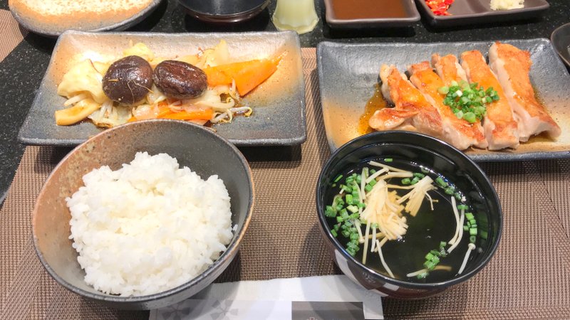 セントラルフェスティバルパタヤ内にあるレストラン「鉄板焼宮崎(Miyazaki - Japanese Teppan Dining)」のチキンステーキ定食