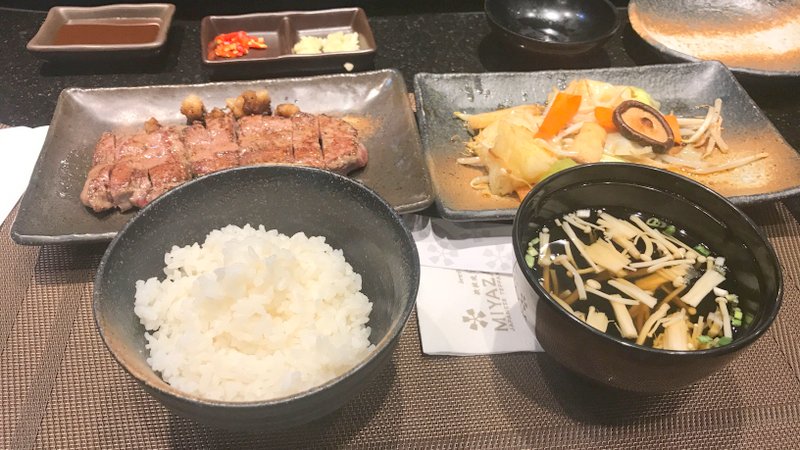 セントラルフェスティバルパタヤ内にあるレストラン「鉄板焼宮崎(Miyazaki - Japanese Teppan Dining)」のビーフステーキ定食